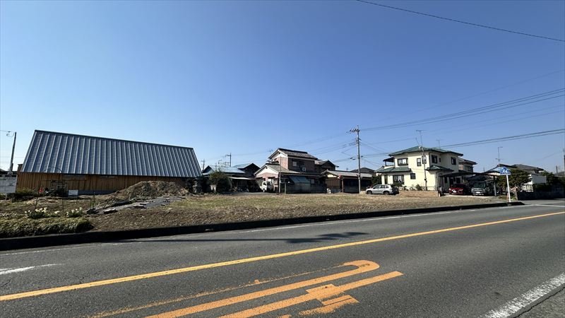 三方向道路に接道！セットバック後の土地面積がおよそ130坪の建築条件なしの売地～深谷市石塚～ 