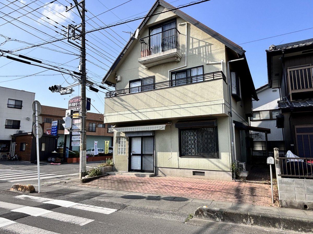 【深谷市田谷　中古住宅】南西角地で陽当たり良好、建物面積約44坪の3階建て7LDK 