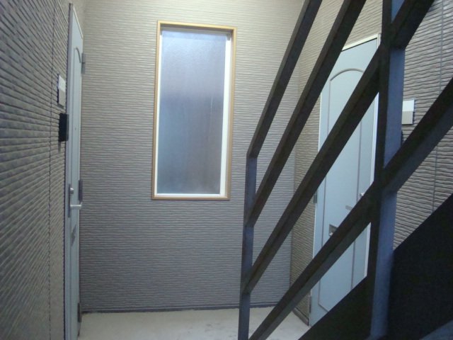 1フロアに2世帯ずつで真ん中階段ですので隣とは接していない物件です。