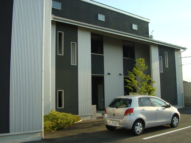 玄関の出入りが分かりにくくなるように配慮をした作りです。