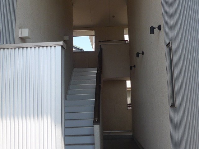 2部屋ごとに階段で区切られていますので実質上すべて角部屋です。