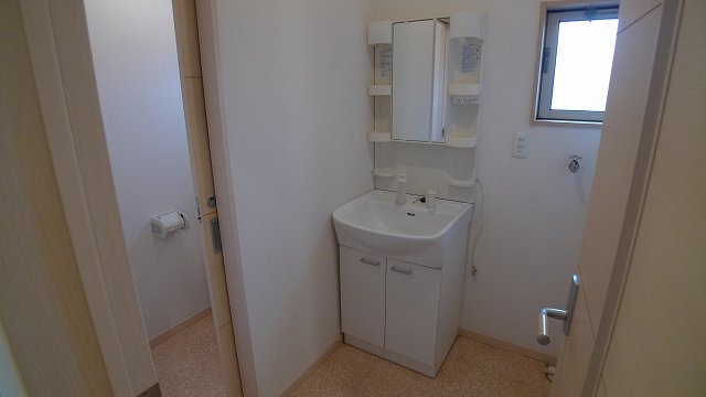 洗面所には窓があって明るいです。