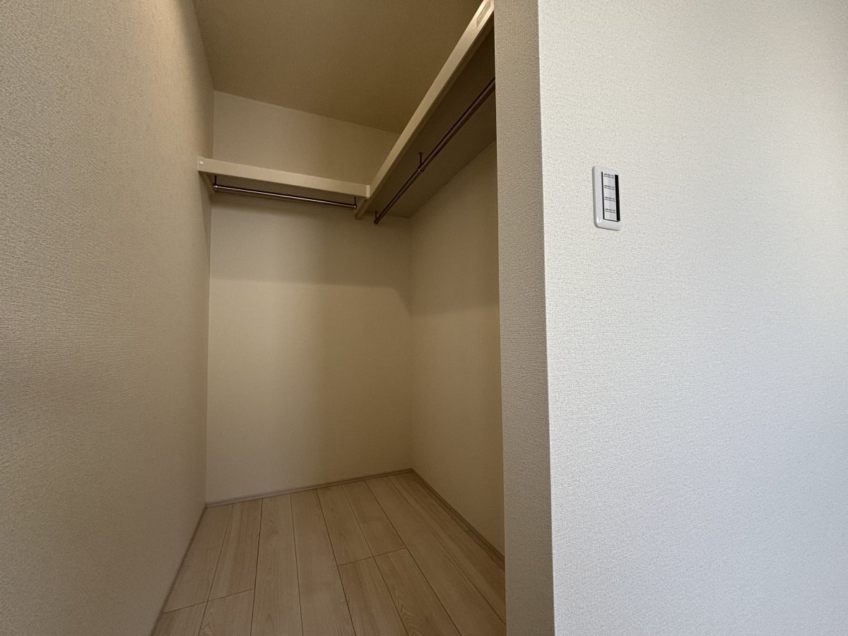 北東洋室収納