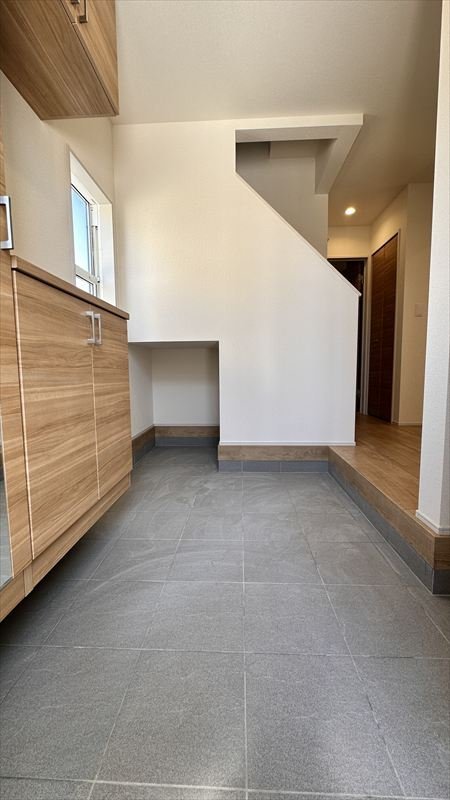 下駄箱の奥お階段下も土間収納スペースあり