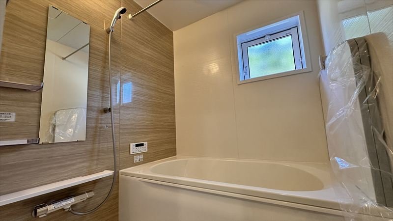 明るいアクセントウォールを使った浴室　もちろん室内乾燥OK