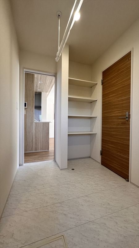 洗面にも可動棚スペースや室内物干しを設置