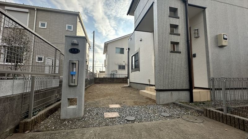 建物より手前にインターフォンありです♪