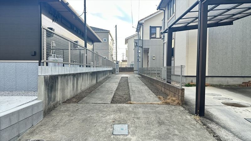 縦列のカースーペースはおよそ３ｍの幅です