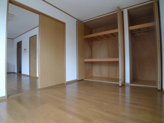 洋室には収納もございます。