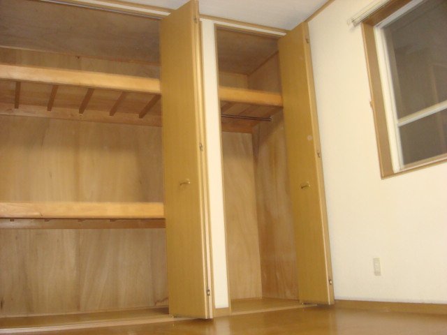 収納の中に棚も付いておりますので使いやすいですよ。