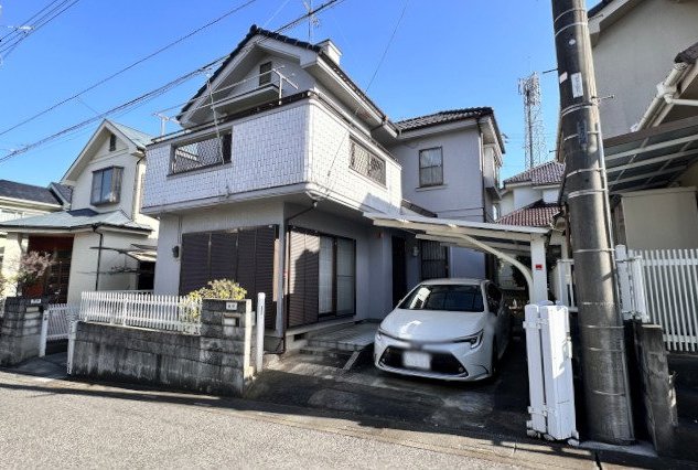周辺に買い物施設が充実したカーポート付きの4LDK中古住宅♪